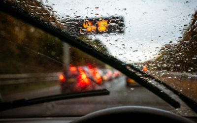 Dirigindo na chuva? Saiba como reduzir riscos e garantir uma viagem segura