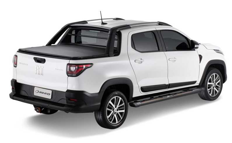 Fiat Strada vista traseira em fundo branco, destacando cabine dupla, estribos laterais e capota marítima preta. Ideal para quem busca estilo e proteção na caçamba. Destaque para a robustez e funcionalidade da melhor capota da Strada.