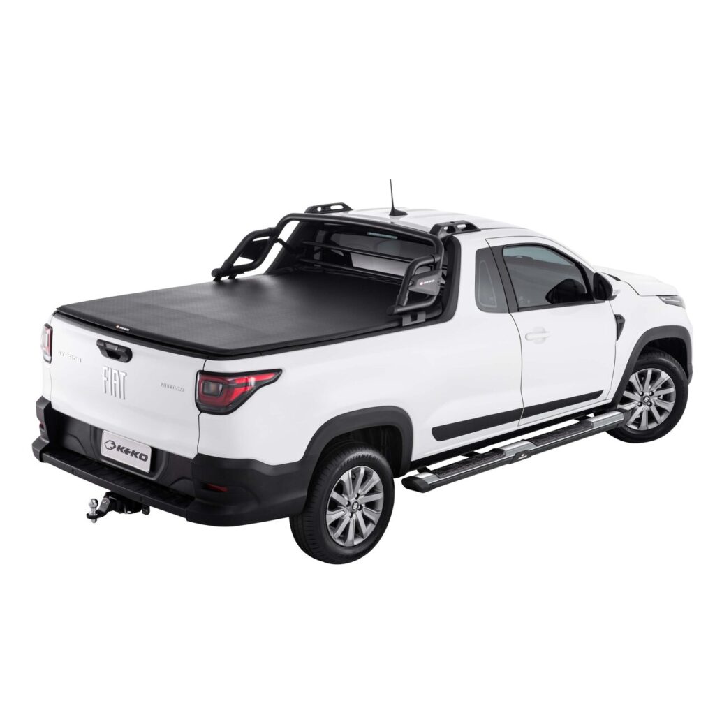 Fiat Strada branca com os melhores acessórios da Fiat Strada: capota rígida, estribos cromados, santantônio esportivo e engate traseiro. Foto promocional.