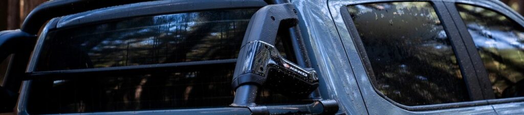 Close do snorkel Ricochet instalado na lateral de uma S10 em ambiente off-road. Ideal para trilhas, complementa o melhor Santo Antônio S10, garantindo estilo, proteção e desempenho superior.