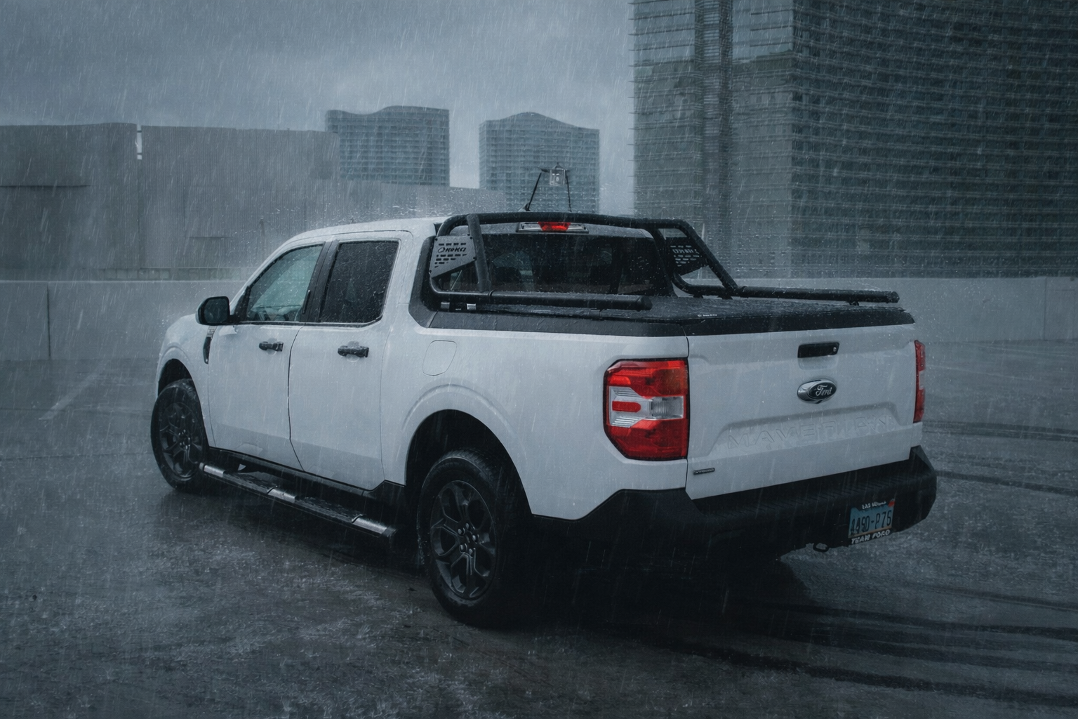 Imagem de pickup na chuva trafegando em estrada molhada, com faróis acesos, spray de água nos pneus, céu nublado, reflexos no asfalto e sensação de movimento, controle e segurança veicular.