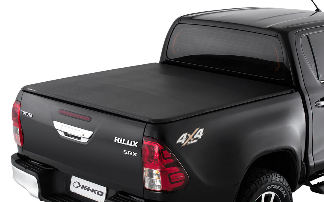 Toyota Hilux com capota marítima preta da Keko, destacando estilo, robustez e importância da manutenção da capota marítima para durabilidade.