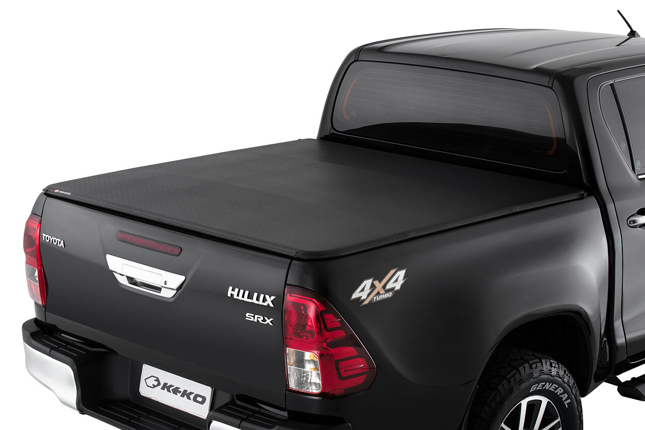 Toyota Hilux com capota marítima preta da Keko, destacando estilo, robustez e importância da manutenção da capota marítima para durabilidade.